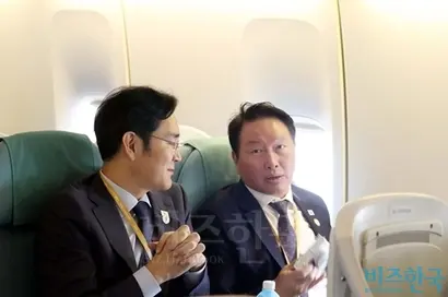 지난 9월 남북정상회담 특별수행원 자격으로 평양을 방문한 이재용 삼성전자 부회장(왼쪽)과 최태원 SK 회장. 사진=평양사진공동취재단