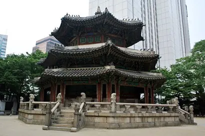 중국 황제가 하늘에 제사를 지낸 베이징의 천단을 본떠 지은 환구단은 화강암으로 만든 3층의 제단이었다. 그 옆에 천신의 위패를 모신 황궁우(사진)를 짓고, 주변에는 어재실과 행대청 석고각 등을 만들었다. 환구단은 일제가 없앴다. 사진=중구청 제공