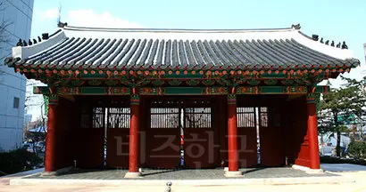 환구단 정문. 한때 시내버스 차고지 입구로 쓰이던 것을 다시 옮겨왔다. 사진=구완회 제공