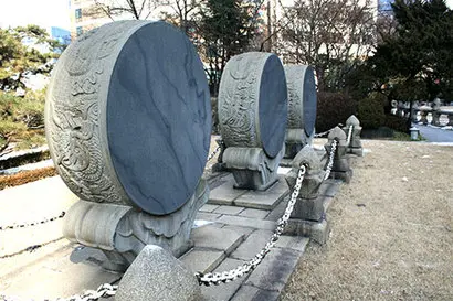 고종 즉위 40주년을 기념해 만든 석고가 아직 본래 자리를 지키고 있다. 사진=구완회 제공