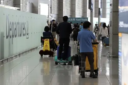 정부는 비정규직 노동자의 정규직 전환을 약속했다. 인천국제공항 출국장 환경미화 노동자 모습으로 기사의 특정 내용과 관련없다. 사진=박은숙 기자