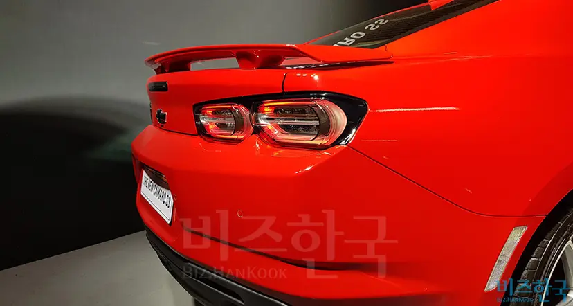 더 뉴 카마로 SS는 전작에 비해 전후면부를 부드럽게 다듬어 공도에서의 위화감이 줄었다. 사진=우종국 기자