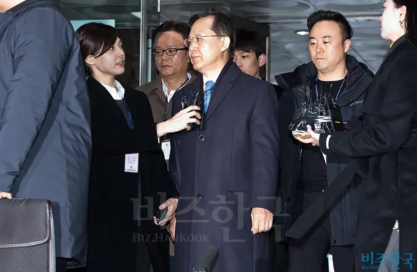 양승태 전 대법원장 시절 사법행정을 총괄했던 박병대 전 대법관(가운데)이 지난 6일 오전 서울 서초구 서울중앙지방법원에서 사법농단 의혹과 관련해 영장실질심사에 출석한 모습. 구속영장은 기각되었다. 사진=최준필 기자