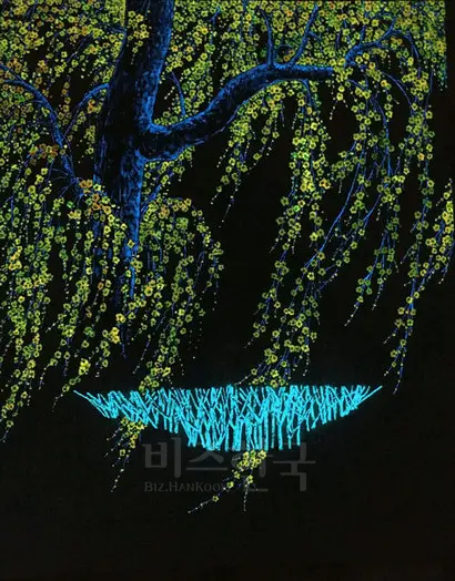 매화향기(야광): 131cm×160cm 장지에 칠보, 야광채색 2017