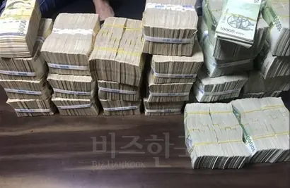 중간 단계에서는 현금으로 즉시 면세점 송객수수료를 지급하다 보니 불법 대부업자들처럼 현금을 쌓아놓고 ‘장사’를 한다. 사진=관계자 제공