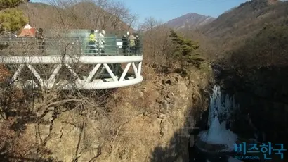 스카이워크 전망대에서 내려다보는 재인폭포의 경치는 선녀가 나오거나 신화가 탄생할 듯 신비함을 더한다. 사진=이송이 기자