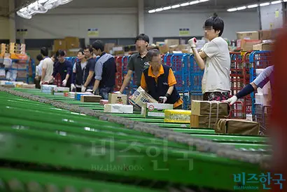 아르바이트생의 근무 시간을 쪼개서 고용하다 보니 근로시간 단축으로 수입이 오히려 줄어든다는 고충도 많다. 사진은 동서울택배물류센타 모습으로 기사와 무관하다. 사진=이종현 기자