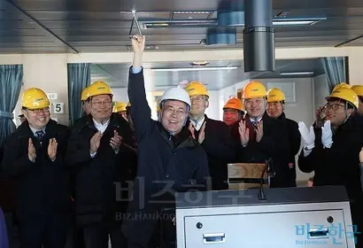 문재인 대통령은 대선 후보 시절 조선·해양 산업은 국가 주력 산업이라며 적극적인 지원을 약속한 바 있다. 사진은 문 대통령이 지난 1월 경남 거제 대우조선해양 옥포조선소의 북극항로 취항 쇄빙 액화천연가스(LNG)선박 건조현장을 방문했을 때이다. 사진=청와대 제공