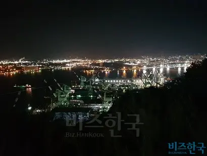 예비 불이 켜진 채로 가동이 멈춰 있는 울산의 조선소 공장 모습. 사진=박현광 기자