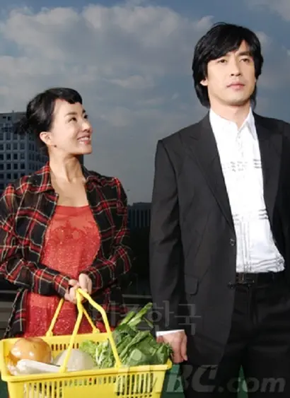 영심과 남편 지환. 사실 ‘12월의 열대야’의 원조(?) 불륜은 지환과 그의 첫사랑 가흔으로 볼 수 있다. 육체적 관계만 없을 뿐 지환과 가흔은 대놓고 소울메이트란 명목으로 정신적 외도를 일삼아 영심을 외롭고 초라하게 만든다. 사진=iMBC 홈페이지