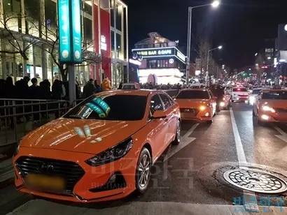 이태원로에는 ‘예약’ 표시등을 켜거나 아예 표시등을 끄고 정차한 차가 여럿 보였다. 사진=차형조 기자