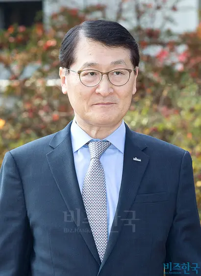 조용병 신한금융 회장에 이어 그룹 2인자로 꼽히는 위성호 신한은행장(사진)은 라응찬 전 신한금융 회장의 측근이다. 사진=임준선 기자