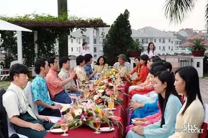 1회에서 보여주는 한국 노총각들과 베트남 처녀들의 집단 미팅 장면. 황금신부는 특집 드라마 ‘하노이 신부’에 이어 라이따이한과 한국-베트남 총각처녀들의 결혼 등의 사회 문제를 정면으로 다룬 작품이다. 사진=SBS 홈페이지