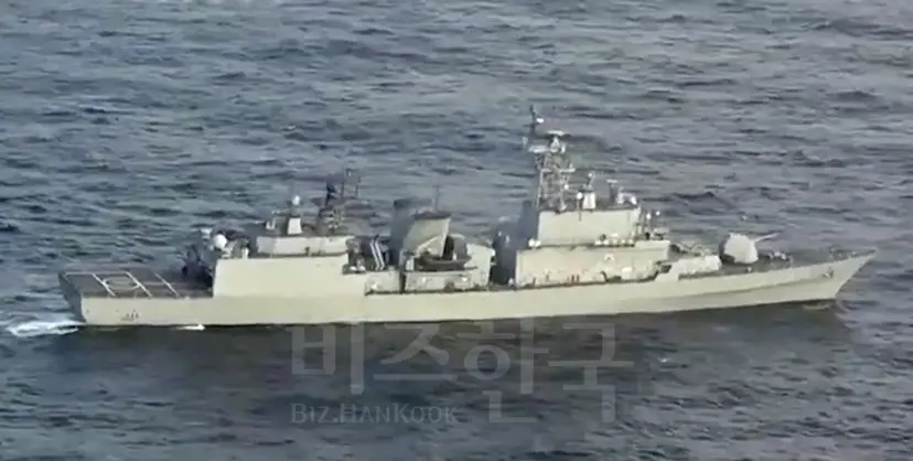 우리 해군 광개토대왕함이 지난 20일 동해 중간수역에서 활동 중인 모습으로, 28일 일본 해상자위대 영상에서 캡처한 이미지. 사진=AP/연합뉴스