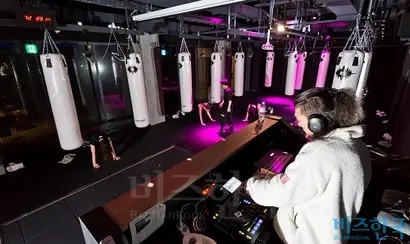 비스트플래닛은 운동 시간마다 트레이너와 함께 DJ가 들어와 음악을 틀어준다. 회원들은 클럽에 온 기분으로 운동을 할 수 있다. 사진=최준필 기자