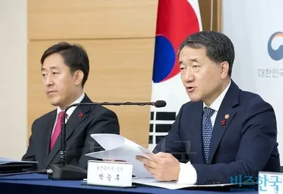정부의 국민연금 4차 개편안이 노후소득 보장 강화에 초점이 맞춰지면서 우려의 목소리가 높아지고 있다. 개편안을 발표하는 박능후 보건복지부 장관. 사진=임준선 기자