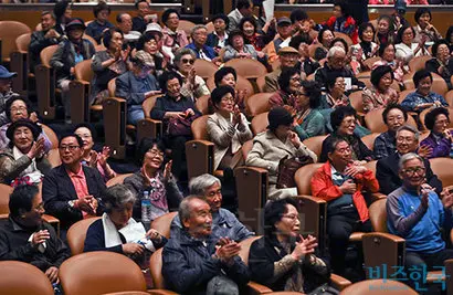 한국의 노령가구는 예전보다 더 활발하게 일하고 더 적극적으로 자산을 축적하는 것으로 나타났다. 지난 10월 2일 노인의 날을 맞아 서울 강남구 오디토리움 코엑스에서 열린 기념행사 모습. 사진=고성준 기자
