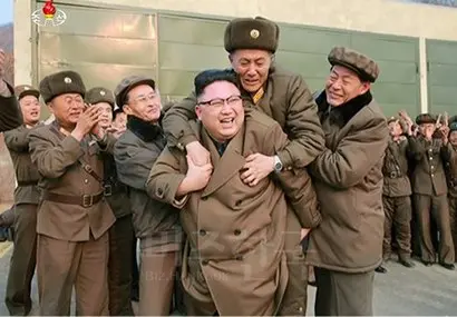 집권 초기 김정은 위원장이 군 현지지도에 매진하다 이후 핵과 미사일 개발로 돌아선 배경에는, 더 이상 손쓸 수 없게 된 북한군의 실상이 큰 역할을 했다는 게 많은 군 정보당국자들의 견해다. 2017년 ​고출력 로켓엔진 시험에 참관한 김정은 국무위원장을 보도한 조선중앙TV​ 장면. 사진=연합뉴스