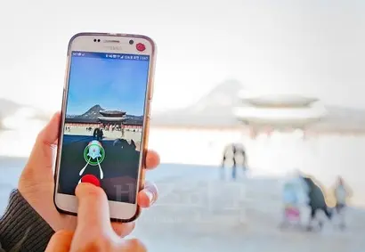 AR 글라스 등이 보급되는 2~3년 후에는 AR 게임의 콘텐츠가 다양화 될 것으로 예상된다. AR게임의 원조 격으로 불리는 ‘포켓몬 고’. 사진=박정훈 기자