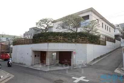 삼성미술관 리움 정문 앞에는 신춘호 농심 회장 소유의 단독주택이 있다.  사진=이종현 기자