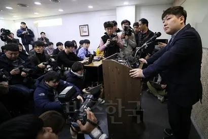 청와대가 적자국채 매입을 지시하는 등 부당한 압력을 가했다고 주장한 신재민 전 기획재정부 사무관이 지난 2일 오후 서울 강남구 한 사무실에서 기자회견을 하고 있다. 사진=연합뉴스