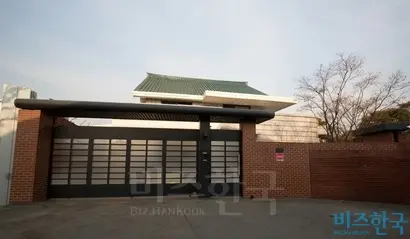 고 서성환 태평양 회장과 부인 변금주 씨는 이태원로27나길에 단독주택 두 채를 소유했다가, 자녀에게 증여했다.  사진=이종현 기자