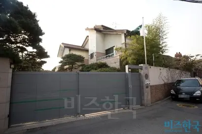 고 구본무 LG 회장의 장녀 구연경 씨가 소유한 단독주택. 현재 파키스탄대사관저로 쓰이고 있다.  사진=이종현 기자