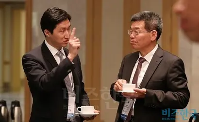 가삼현 현대중공업 대표이사 사장(오른쪽)과 정기선 현대중공업 부사장. 가삼현 대표는 대한축구협회에 파견돼 16년 넘게 정몽준 현대중공업 최대주주를 최측근에서 보좌했다. 해외영업차장, 선박해양영업본부 대표 등을 역임하며 뛰어난 영업·교섭 능력을 다져왔다. 사진=연합뉴스