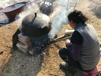 가마솥으로 밥을 짓는 모습. 사진=이해림 제공