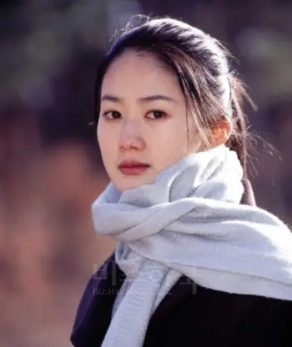 청춘의 덫은 심은하의 미모와 절정의 연기력을 볼 수 있는 작품이자 마지막 드라마 출연작이기도 하다. 이후 심은하는 2000년 영화 ‘인터뷰’를 끝으로 연예계에서 은퇴하며 대중의 아쉬움을 받는다. 사진=SBS 홈페이지