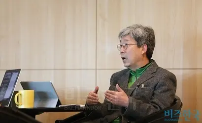 젊은 치킨 배달원의 사망 사고로 인해 만들어진 상조회를 기반으로 협의회 총회 준비를 진행했다는 양 씨는 5년 전 굴지의 건설회사에서 은퇴 후 아내의 치킨집 운영에 손을 보태기 시작했다. 사진=박은숙 기자