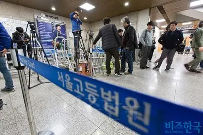 여러 명의 변호사가 달라붙는 대기업 사건이 줄어들다 보니, 개인 형사사건도 대형 로펌들이 크게 따지지 않고 선임하고 있다. 대형 사건 때 기자들이 진을 친 서울중앙지방법원 내부. 사진=최준필 기자