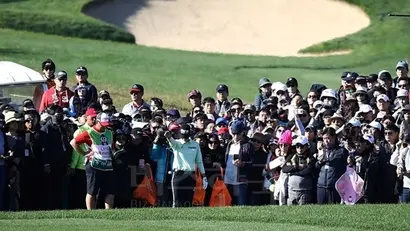 2018년 10월 열린 LPGA KEB하나은행 챔피언십에서 박성현 선수가 바람의 강도를 체크하고 있다. 사진=LPGA