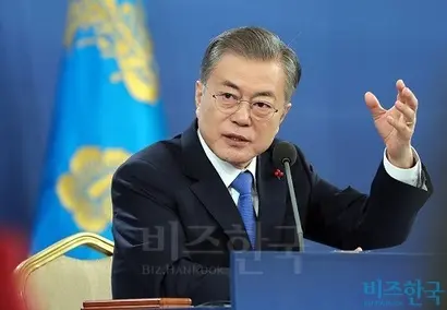 문재인 대통령이 지난 10일 진행된 신년 기자간담회에서 기자들의 질문에 답변하고 있다. 문 대통령은 “국가경제는 성장하고 있다”며 경제 정책에 자신감을 드러냈다. 사진=청와대 제공