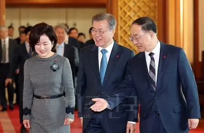 문재인 대통령이 2018년 12월 10일 청와대에서 홍남기 신임 경제부총리 겸 기획재정부 장관(오른쪽)에게 임명장을 수여한 뒤 간담회장으로 이동하고 있다. 사진=청와대 제공