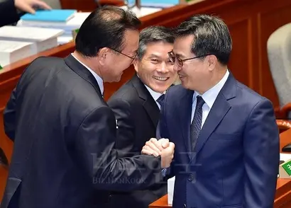 김동연 전 부총리 역시 대표적인 EPB 라인으로 분류된다. 사진은 김동연 전 부총리와 김부겸 행정안전부 장관이 지난해 11월 국회에서 열린 예산결산위원회 전체회의에서 인사를 나누는 모습. 사진=박은숙 기자