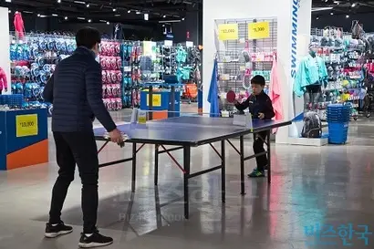 매장에 놓인 탁구대에서 부자가 탁구를 치고 있다. 모두 데카트론 자체 브랜드에서 생산한 제품이 제공된다. 사진=최준필 기자