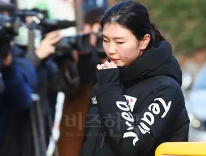 쇼트트랙 국가대표 심석희 선수가 지난 12월 17일 수원지방법원에서 열린 조재범 전 국가대표팀 코치의 항소심 2차 공판에 출석해 폭행 피해 사실 진술을 마치고 법원을 나오고 있다. 사진=연합뉴스