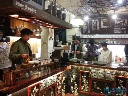 나무계단과 자개장식, 고풍스런 테이블과 의자, 옛 다방에서나 볼법한 어항, 거창한 오페라와 잔잔한 클래식이 번갈아 흐르는 ‘커피한약방’의 고전적이고 묵직한 분위기에 슬며시 취한다. 사진=이송이 기자