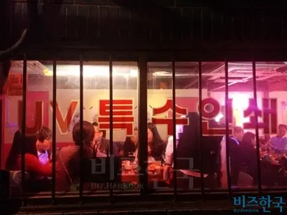 저녁 7시 가벼운 라운지 음악의 비트가 흥을 돋우는 수제맥줏집 ‘을지맥옥’에서 1차를 시작한다. 사진=이송이 기자