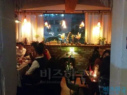 저녁 9시 홍보부장인 오스트레일리안 셰퍼드가 안주를 함께 먹으며 정말로 술친구가 되어 주는 아늑한 피자술집 ‘더문’에서 맞는 2차. 을지로 3가에선 계속 자리를 옮겨 새로운 곳으로 흡수되는 맛이 남다르다.​ 사진=이송이 기자