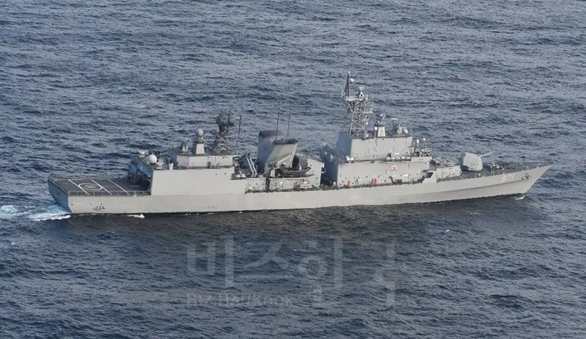 일본 P-1이 저공 위협비행으로 포착한 광개토대왕함. 사진=일본 방위성