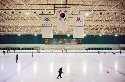 광주실내빙상장은 남녀노소 누구나 빈손으로 가도 사계절 언제나 스케이트를 탈 수 있다. 사진=구완회 제공