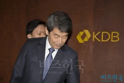 이동걸 산업은행 회장이 기자회견을 마치고 자리에서 일어서고 있다. 사진=이종현 기자