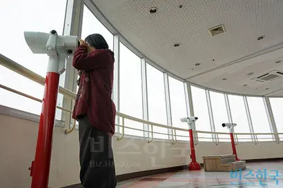 국내 최대 규모를 자랑하는 금강철새조망대는 공항 관제탑을 닮은 조망대를 비롯해 철새신체탐험관, 식물생태관, 부화체험관, 조류공원, 생태연못, 인공폭포 등으로 이뤄져 있다. 사진=구완회 제공