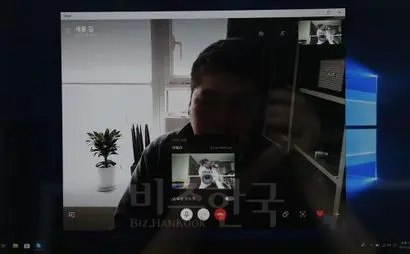 리뷰를 위해 억지로 스카이프 통화를 연결하니 상대방이 상당히 짜증을 냈다. 리뷰어의 숙명이다. 사진=김정철 제공