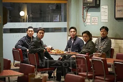 사람마다 웃음 포인트가 다르다는 점에서 코미디 영화가 전 연령층을 아우르며 1000만 관객을 동원하는 것은 다른 장르에 비해 오히려 어려울 수도 있다고 한다. 사진=‘극한직업’ 스틸 컷