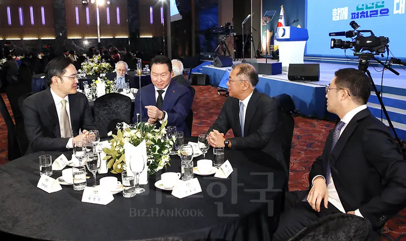 이재용 삼성전자 부회장, 최태원 SK그룹 회장, 정의선 현대자동차그룹 수석 총괄부회장, 구광모 LG그룹 회장(왼쪽부터)이 2일 서울 여의도 중소기업중앙회 그랜드홀에서 열린 2019 기해년 신년회에서 만나 얘기를 나누고 있다. 사진=연합뉴스