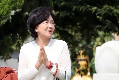 이건희 삼성 회장의 부인 홍라희 전 삼성미술관 리움 관장은 미술계에서 큰손으로 유명하다. 사진은 2017년 7월 부산 해운정사를 찾은 홍라희 전 관장의 모습. 사진=연합뉴스