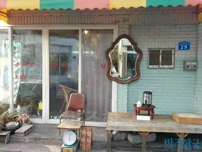 주택가 골목을 파고들어 보일락말락하게 자리한 예쁘고 독특한 가게들. 그래서 찾는 재미가 있고, 찾지 않았는데 갑자기 나타나는 의외의 매력이 있다. 뉴트로 분위기 물씬 나는 카페 ‘우아하게’. 사진=이송이 기자